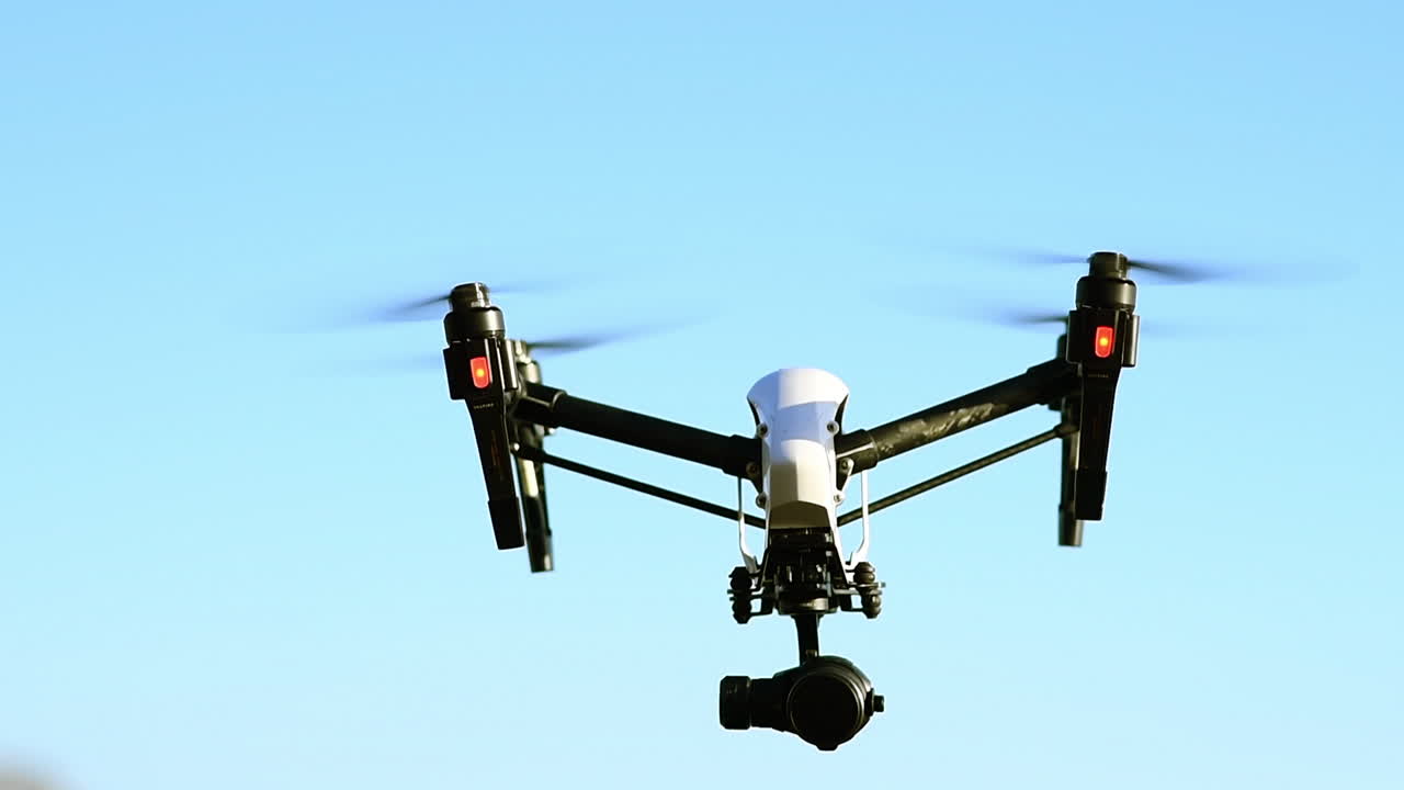 미래는 밝고 드론 모양입니다.