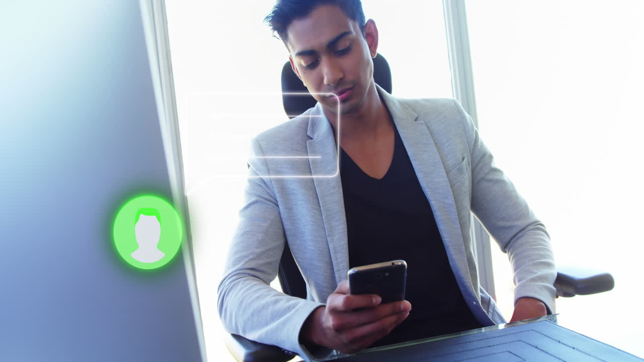 animación del icono del perfil y el icono del mensaje contra un empresario biracial que usa un teléfono inteligente en la oficina