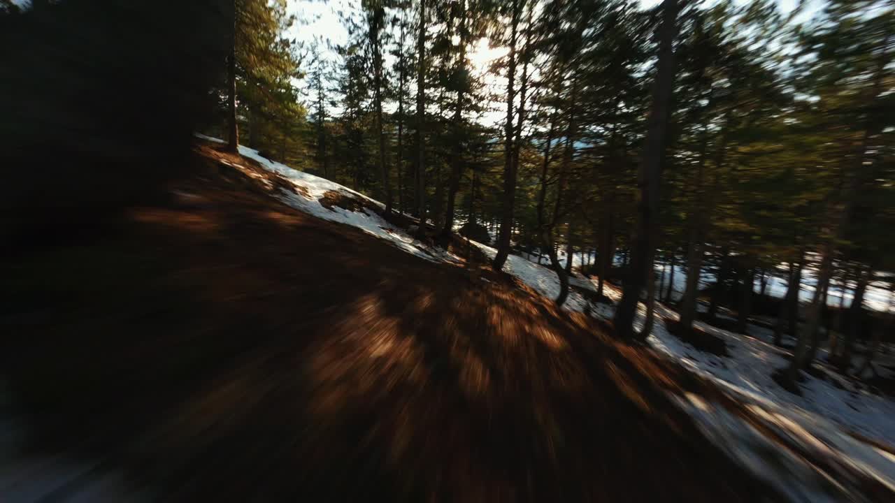 dron 4k fpv volando hacia abajo en una montaña