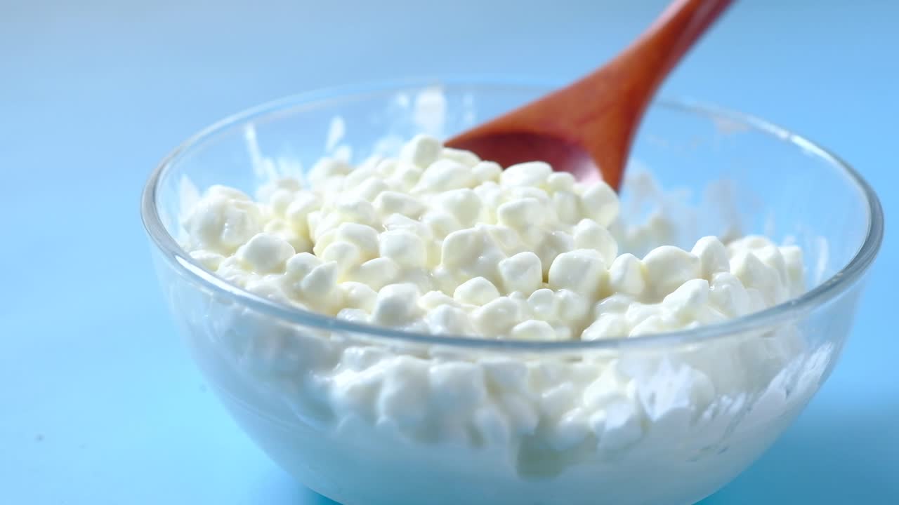 коттеджный сыр в стеклянной чаше