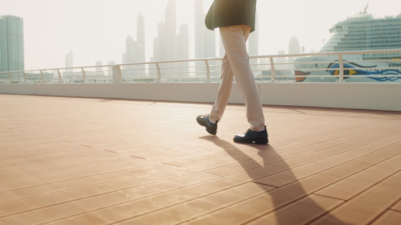 두바이의 도크에서 고 있는 사업가