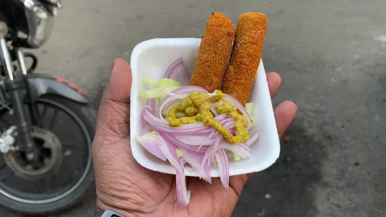 Spuntini indiani non vegetariani: frittura di pesce, cotolette (chop), involtini primavera, patatine fritte alla Kolkata, serviti in strada all'aperto.