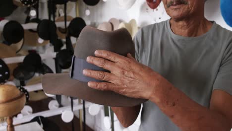 hombre de raza mixta trabajando en una fábrica de sombreros