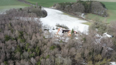 Granja-Solitaria-Escondida-En-Un-Bosque-De-árboles-En-Un-Campo-Nevado,-Chequia