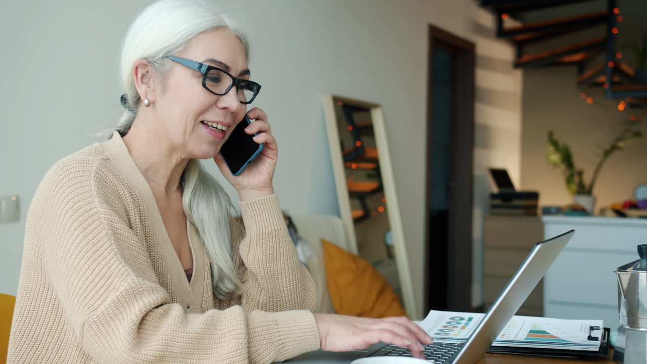 mujer mayor que trabaja desde casa
