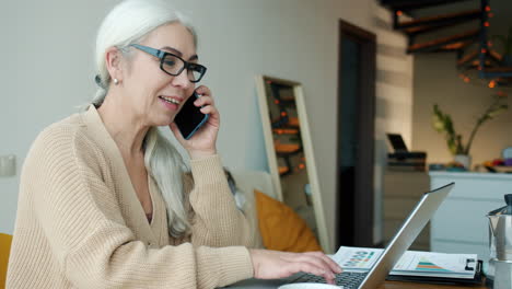 mujer mayor que trabaja desde casa
