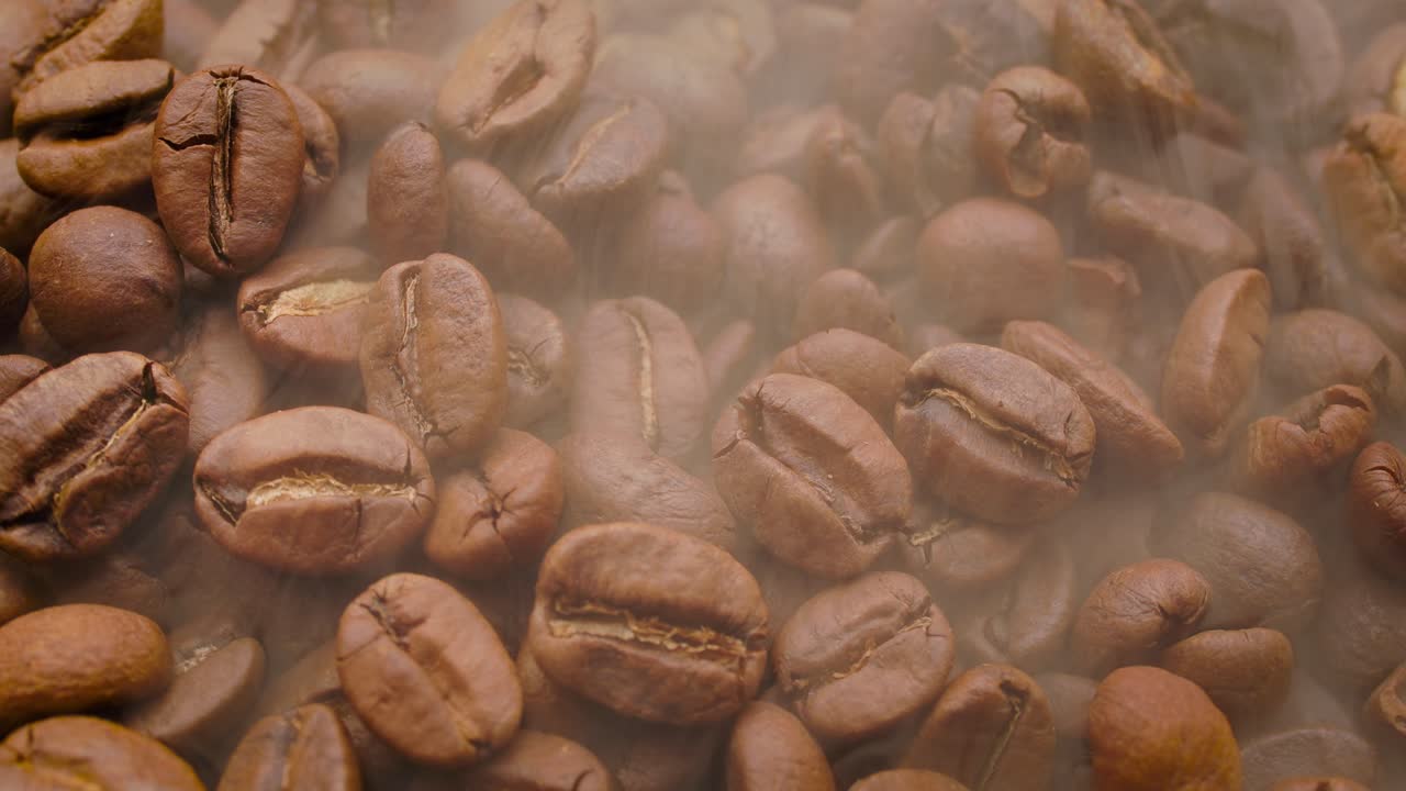 Close up di semi di caffè. I chicchi di caffè profumati sono fumo tostato proveniente dai chicchi di caffè.