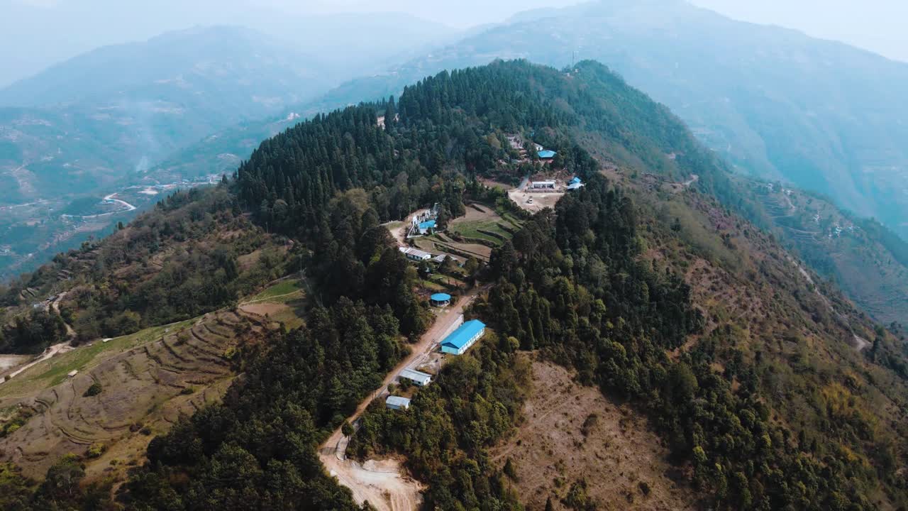 Vista aerea di una collina montuosa verdeggiante a Panchthar, Nepal