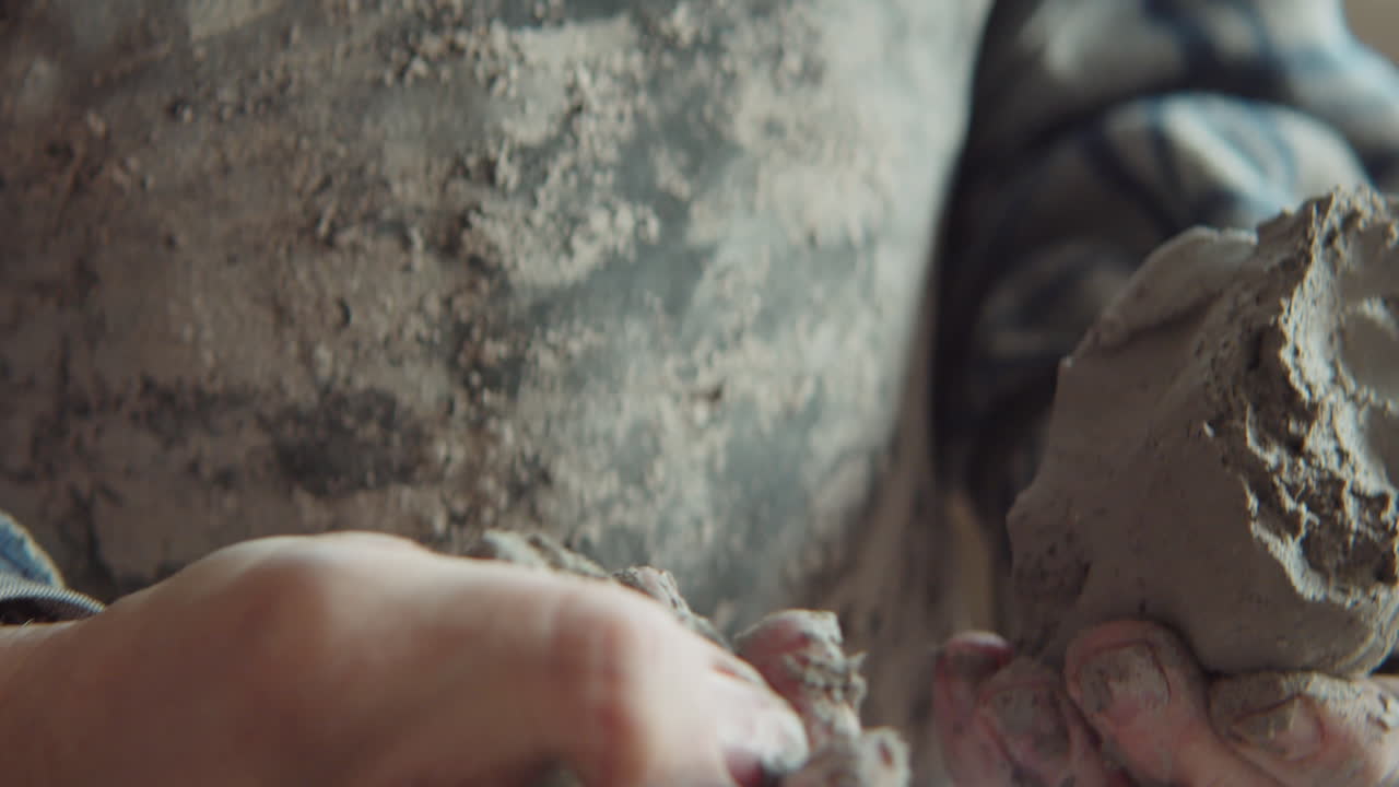 alfarero principal trabajando con arcilla