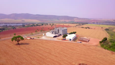 Getreidelagersilos-Und-Atemberaubende-Landschaft,-Umlaufende-Luftaufnahme