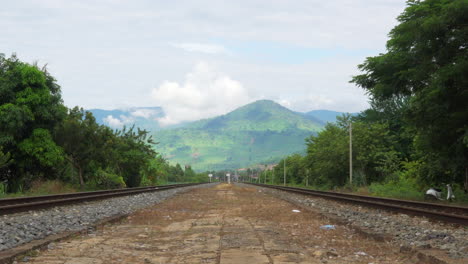 vista a la montaña desde las vías del tren en kampot, camboya