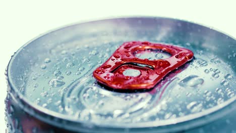 la tapa de la lata de soda de aluminio de refresco con hielo da la vuelta al círculo.