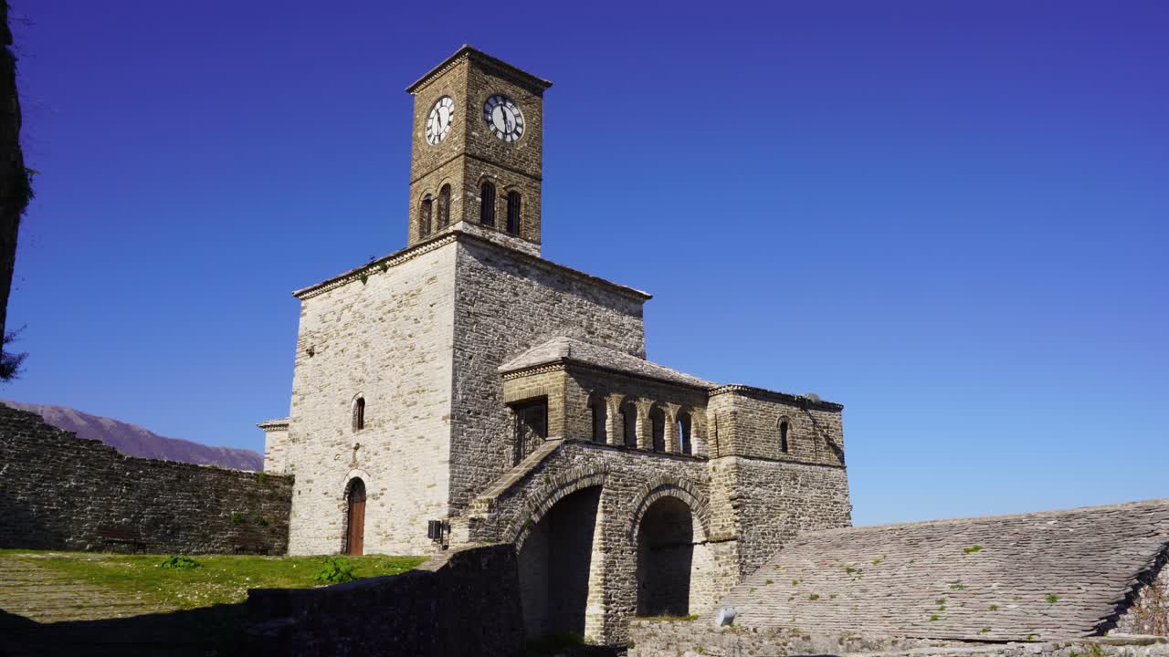 hermosa torre del reloj de la ciudad de gjirokastra construida con piedras talladas en la época medieval