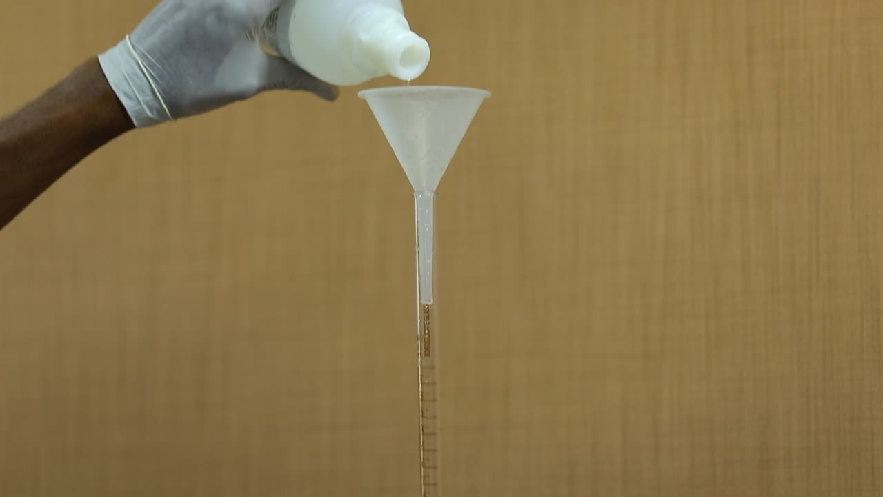 식품 과학자가 실험실에서 새로운 물질을 테스트합니다.