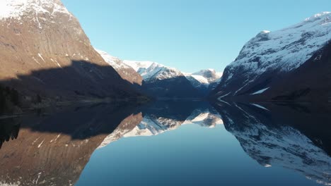 Reflejo-De-Espejo-En-El-Lago-Lovetnet-En-La-Mañana-De-Principios-De-Primavera