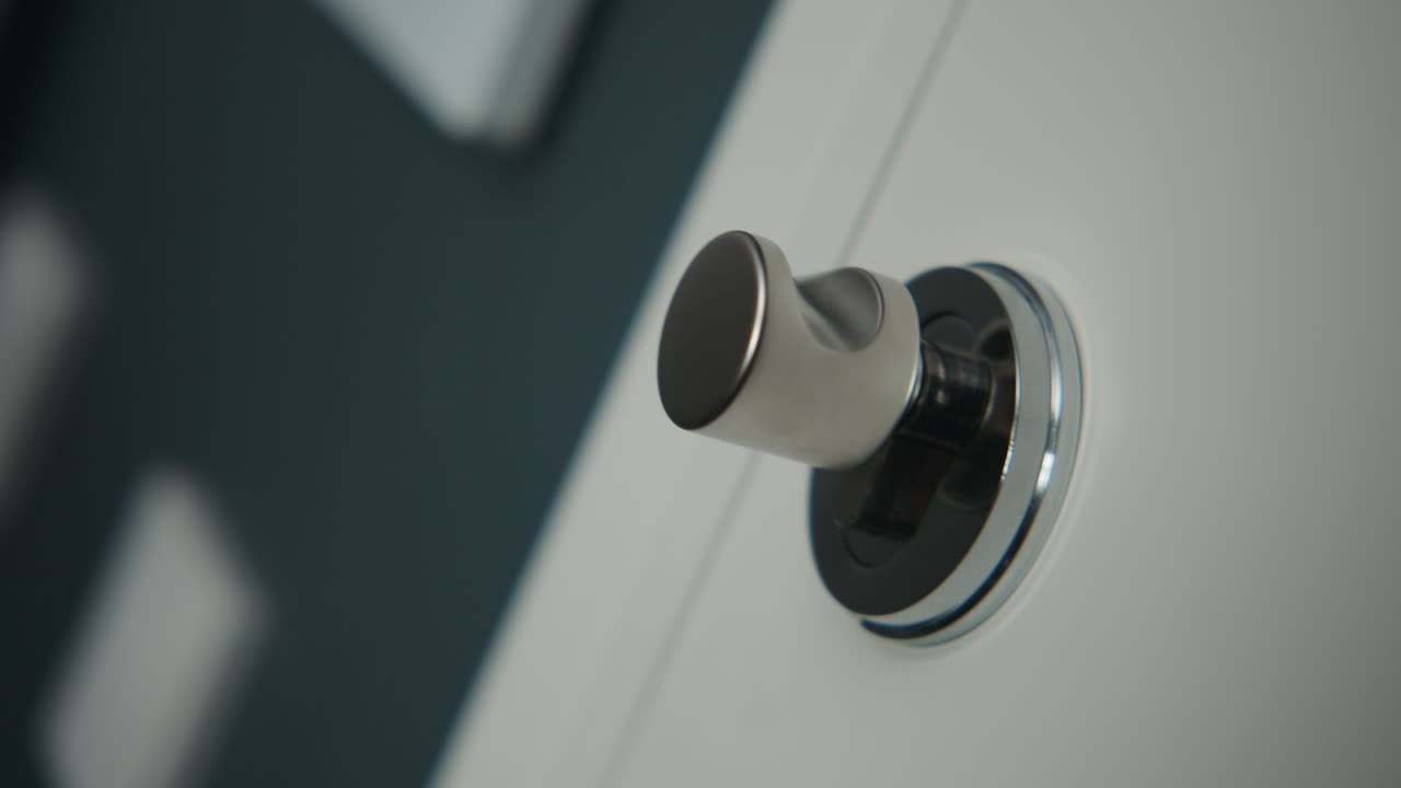 Um close de uma maçaneta de porta moderna