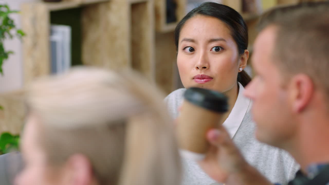 비즈니스 회의, 사무실 및 여성 연설자