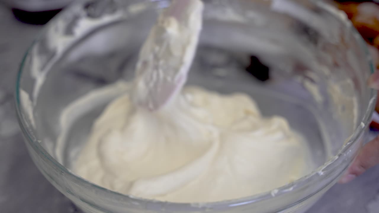 유리 그릇에 케이크 반죽이나 크림을 저어주는 주걱