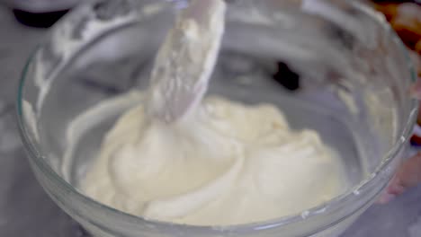 Spachtel-Rührt-Kuchenteig-Oder-Creme-In-Glasschüssel