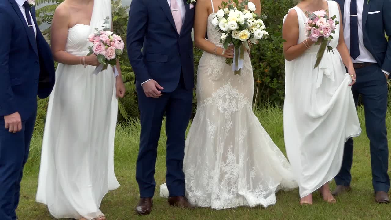 colpo della sposa - sposo con il fiore di nozze
