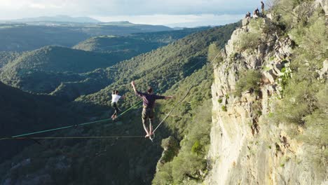 Leistung-Von-Seiltänzern-In-Der-Natur---Highliner-Auf-Dem-Hintergrund-Des-Tals---Luftaufnahme