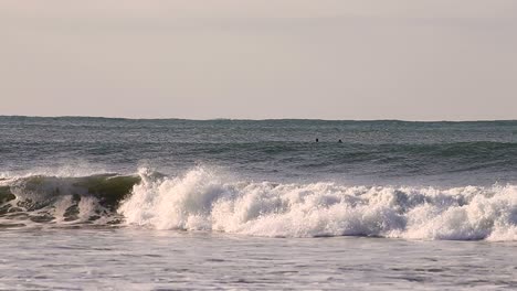 Jetski-Sorgt-Für-Die-Sicherheit-Der-Surfer-Entlang-Carcavelos,-Portugals-Blauer-Küste,-Aufgenommen-Aus-Der-Luft