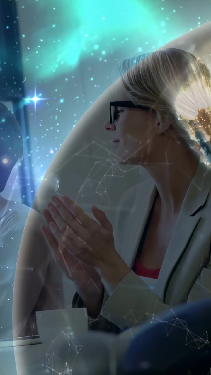 Verticaal video: Vrouw klapt na de presentatie, een vonkende wereldbol met aurora-overlay verlicht een zakelijke bijeenkomst.