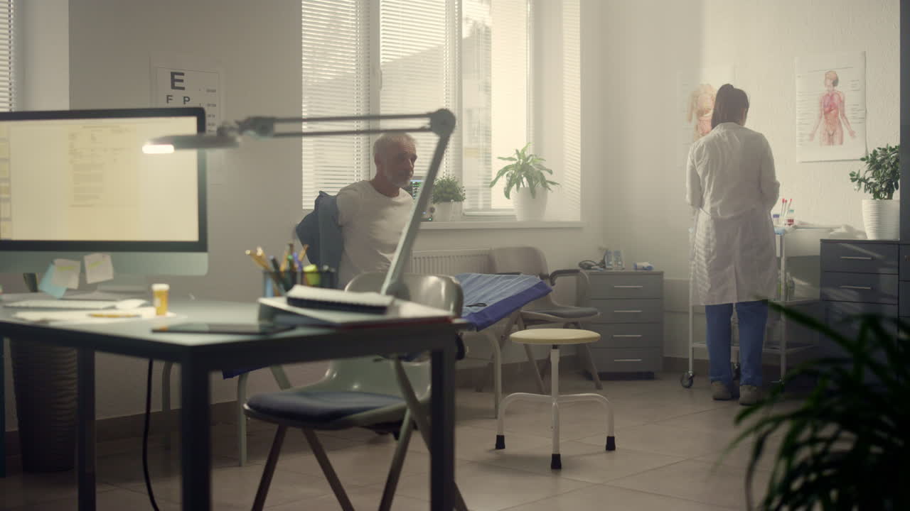 클리닉에서 백신 접종을 기다리는 고령 환자. 백신을 준비하는 여성 의사.