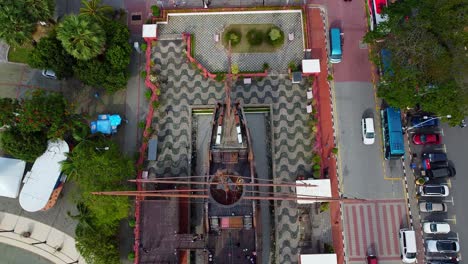 Toma-Aérea-De-Arriba-Hacia-Abajo-De-Un-Velero-Gigante-Desde-El-Monumento-De-Guerra-Asiático-En-La-Ciudad-De-Melaka