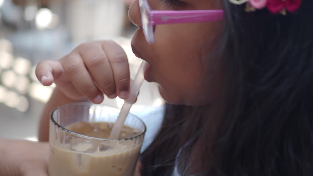 Ragazza che beve caffè freddo