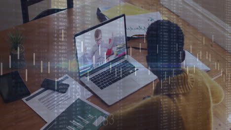 animación del procesamiento de datos financieros sobre una mujer de negocios afroamericana que usa una computadora portátil