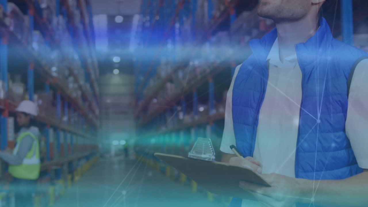 gerente de almacén comprobando el inventario