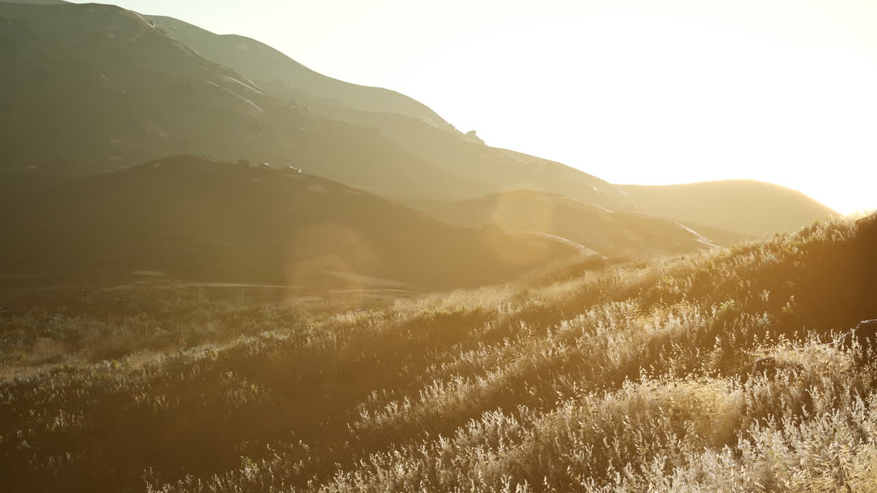계곡  ⁇  위에 해가 지는 것