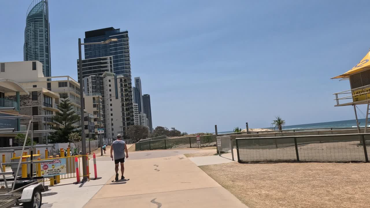 personas disfrutando de un día soleado en un paseo marítimo