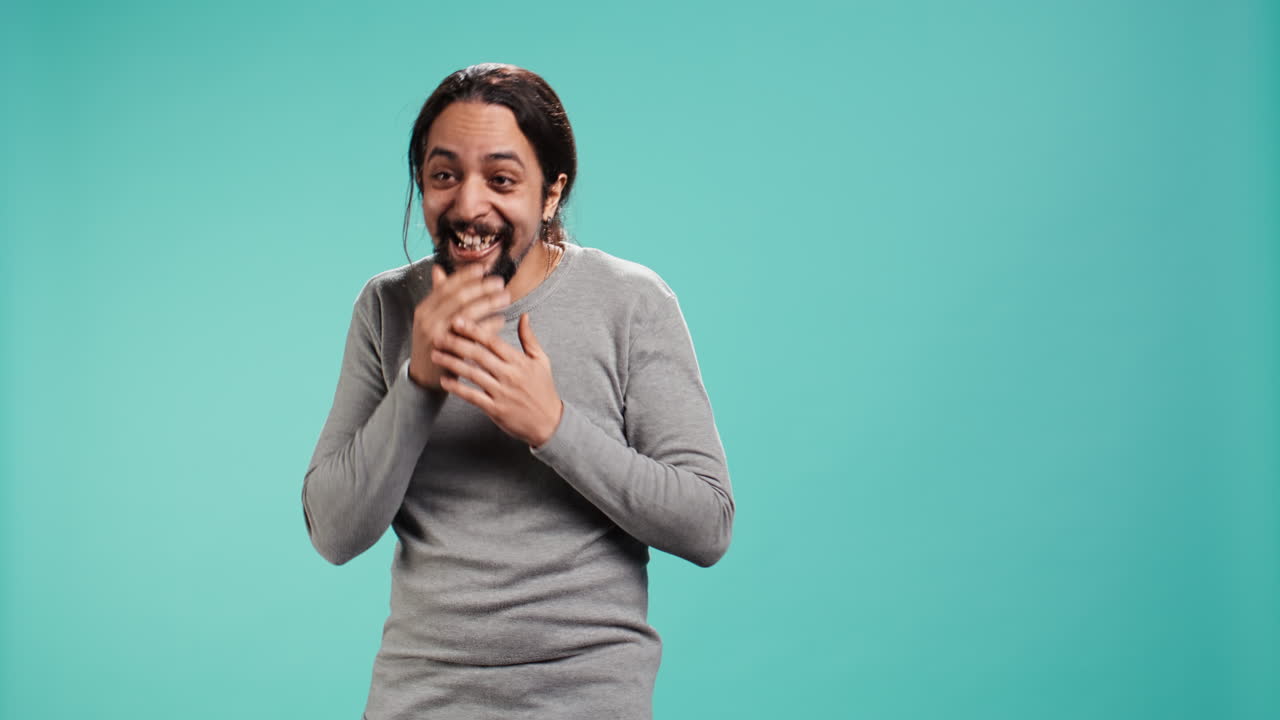 retrato de un hombre alegre riendo mucho, divertido por un chiste gracioso,