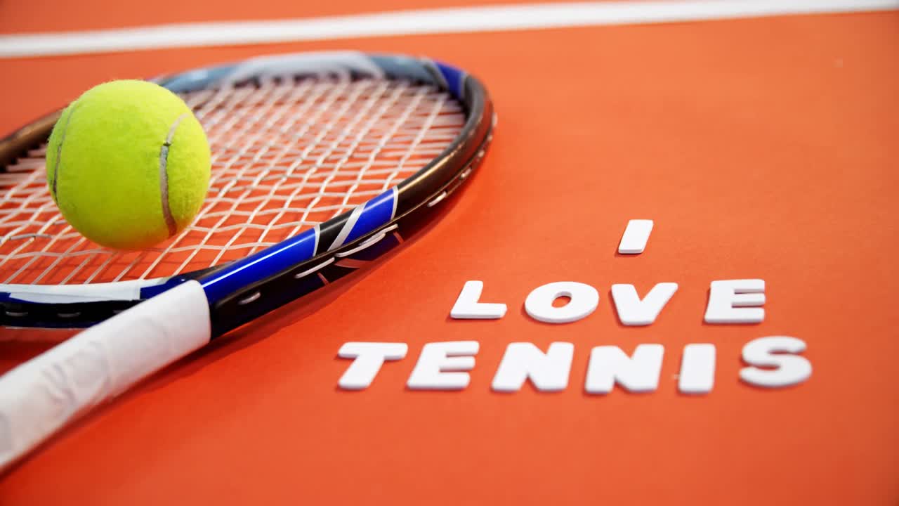 테니스 공과 라켓과 함께 코트 4k에서 테니스 텍스트를 사랑합니다.