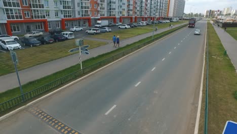 escena de la calle urbana con personas y edificios