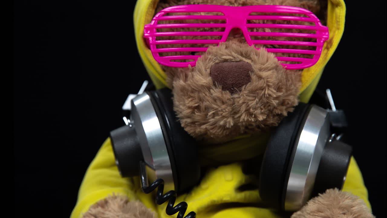 dj de oso de peluche en el estilo de los años 80