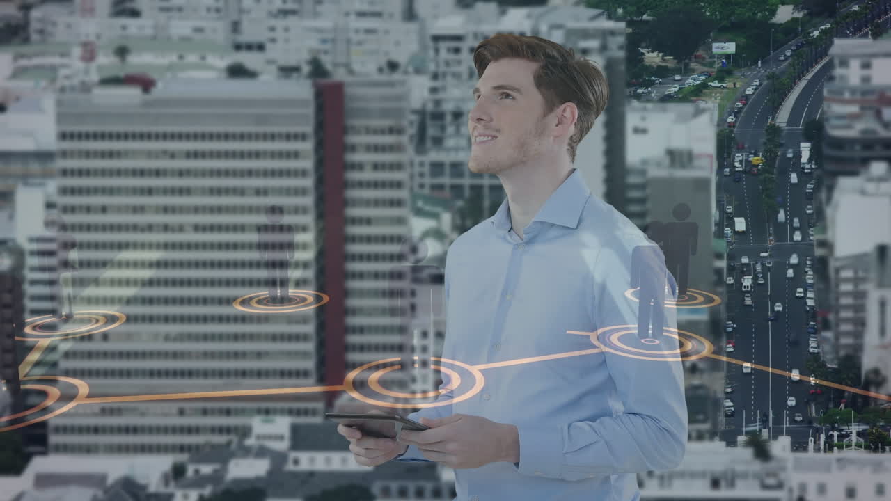 Animazione di un uomo d'affari caucasico che usa un tablet e di una rete di connessioni su uno skyline urbano.
