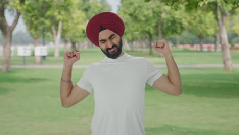 hombre indio sikh cansado y somnoliento en el parque