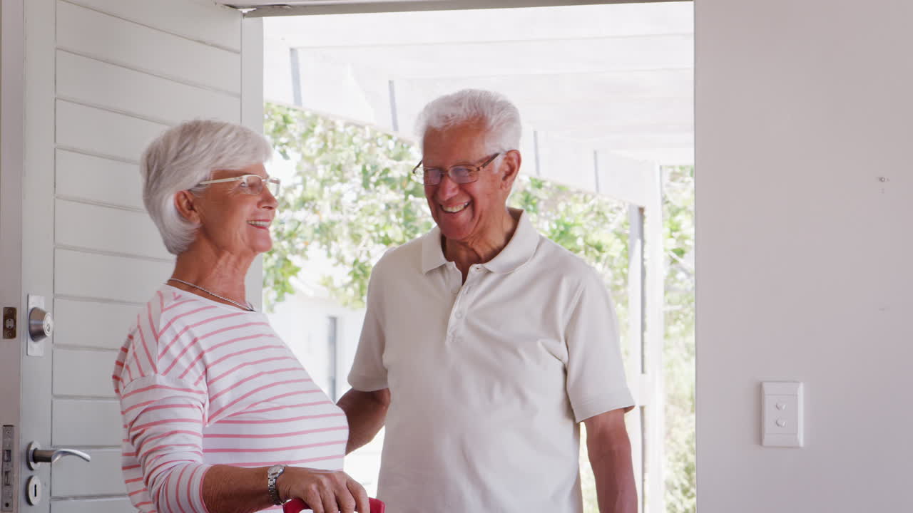 여름 휴가 임대 시설 에 도착 하는 노인 부부