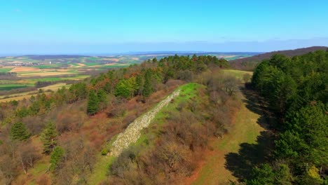 Hermosa-Vista-Con-Colinas,-árboles-Y-Cielo-Azul-Claro---Toma-Aérea-Con-Dron