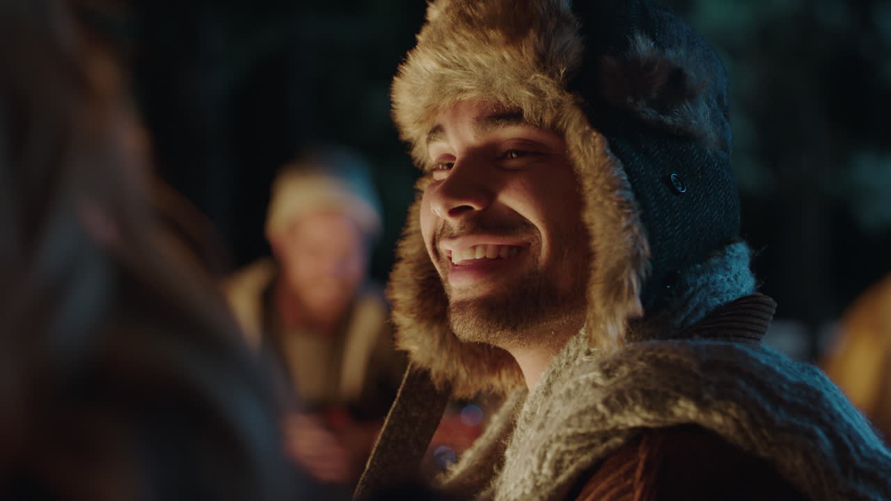 캠프파이어 옆에 앉아 친구들과 캠핑을 하며 대화를 나누는 낭만적인 관계를 즐기며 시시덕거리는 여자와 채팅을 하는 젊은 남자