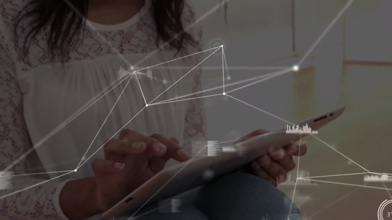 animación de la red de conexiones sobre mujer biracial usando tableta