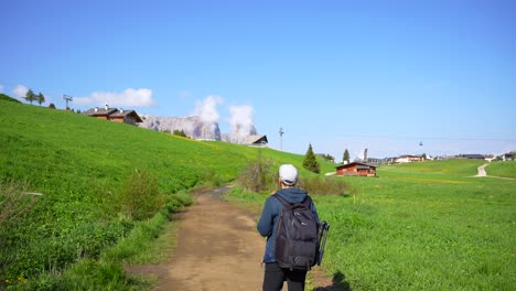 Hombre-Con-Una-Mochila-En-Un-Sendero-Listo-Para-Caminar-En-Alpe-Di-Siusi