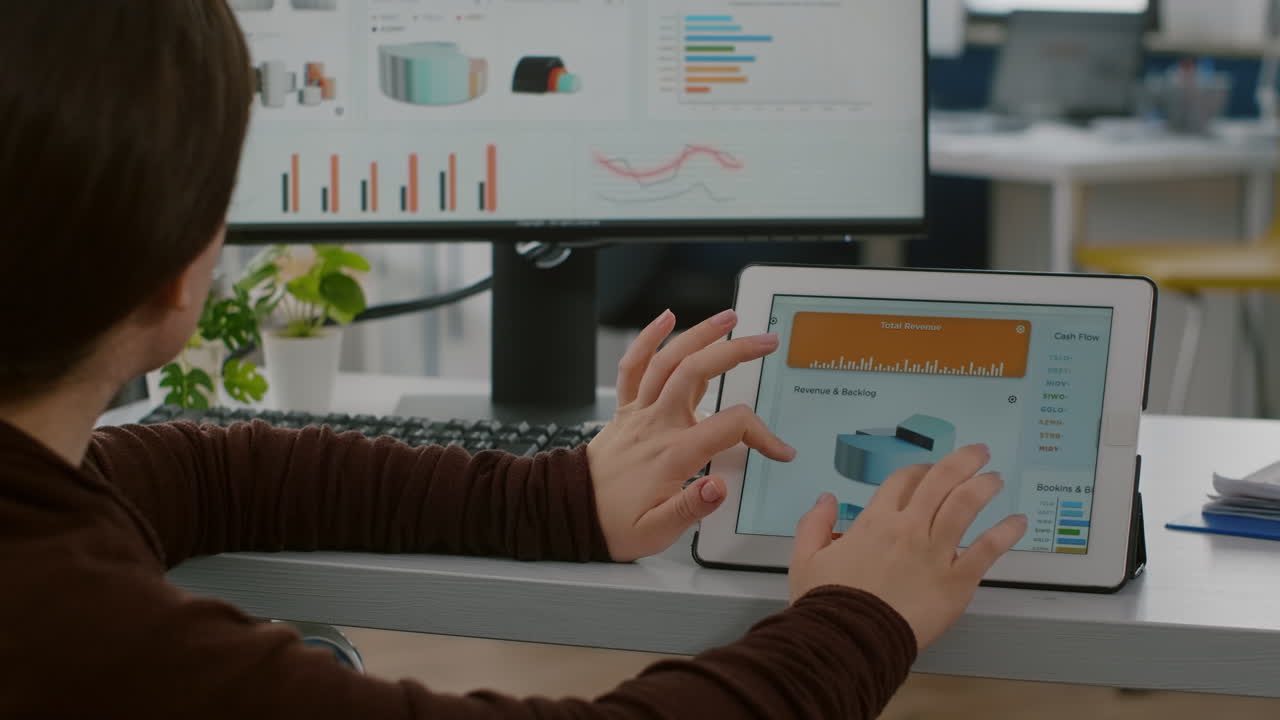 multitarea paralizada gerente de proyecto hacer zoom en la tableta comprobando el proyecto