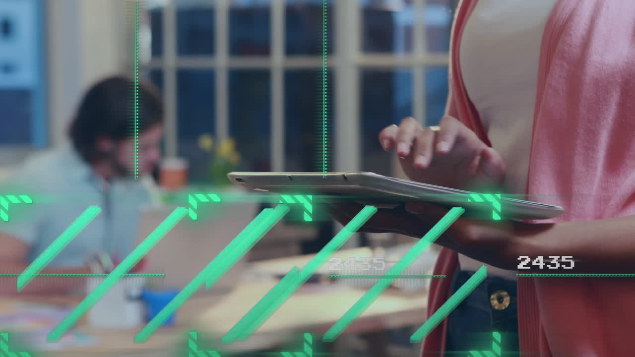 animación de procesamiento de datos sobre la sección media de la mujer utilizando una tableta digital