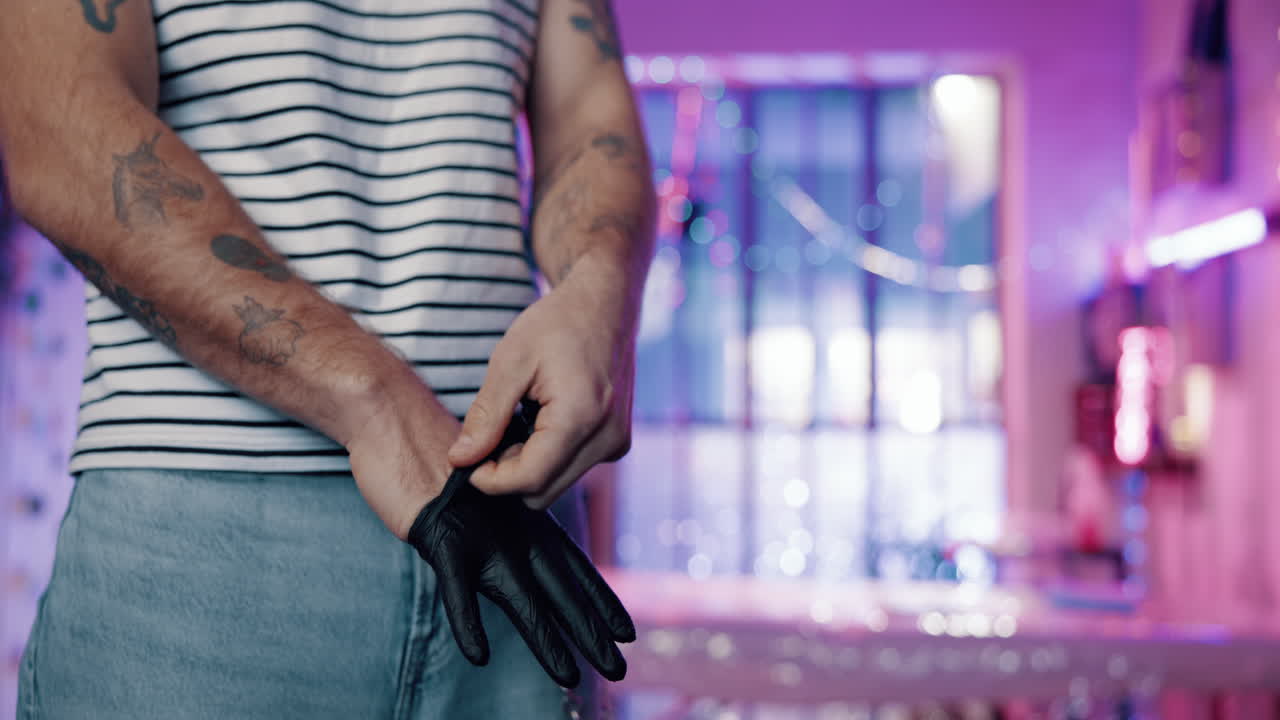 persona que se pone guantes negros