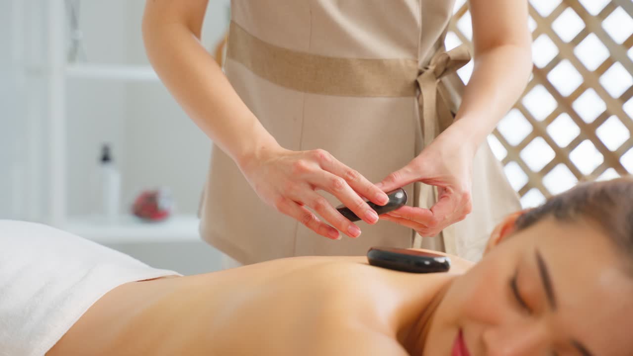 сеанс массажа горячими камнями