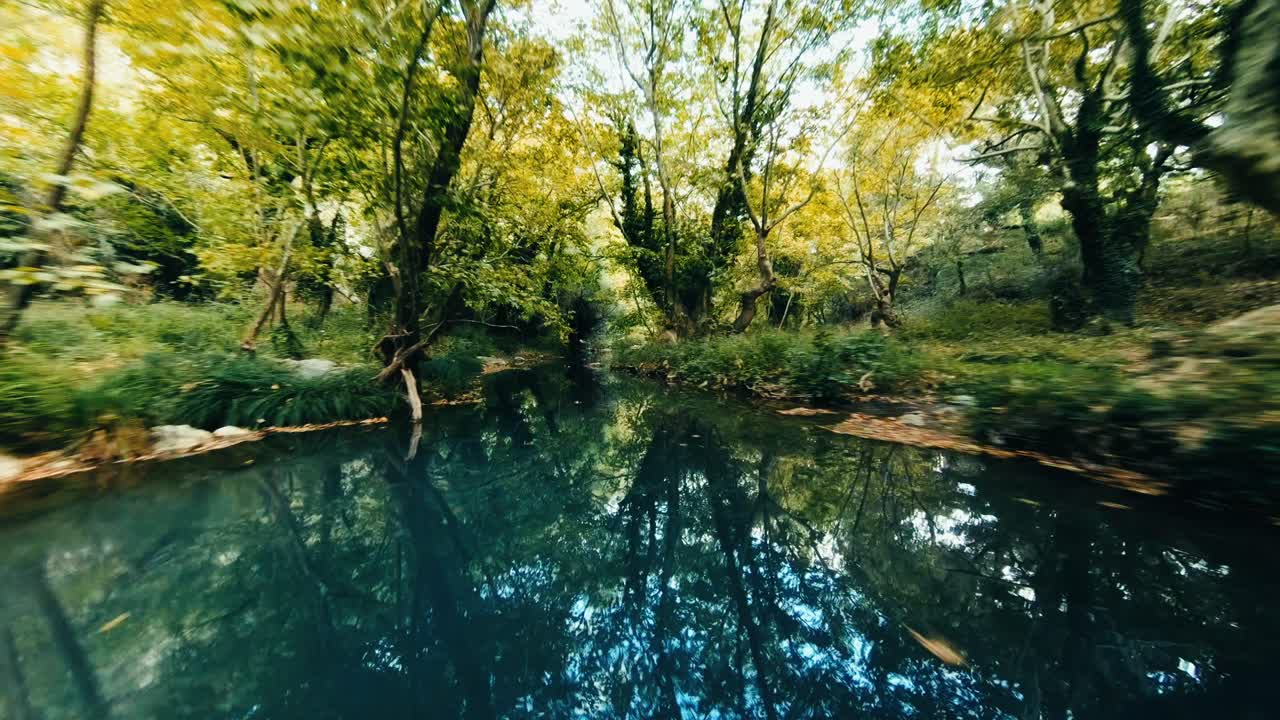 긴 강 스트림을 비행하는 fpv 드론